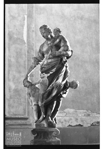 Scultura sul sagrato della chiesa di San Pietro a Ponte San Pietro