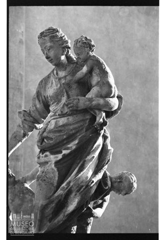 Scultura sul sagrato della chiesa di San Pietro a Ponte San Pietro