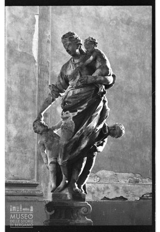 Scultura sul sagrato della chiesa di San Pietro a Ponte San Pietro