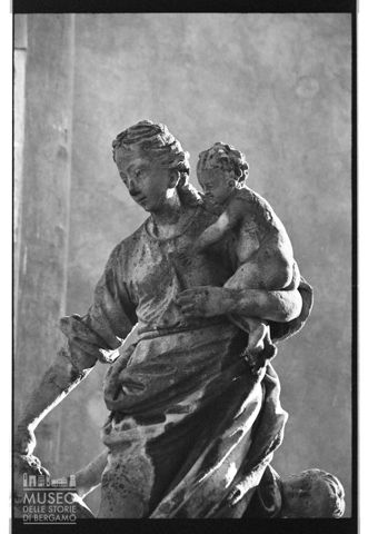 Dettaglio di una scultura sul sagrato della chiesa di San Pietro a Ponte San Pietro