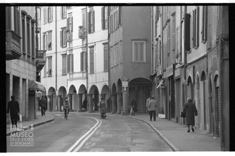 I portici di piazza Pontida da via Broseta
