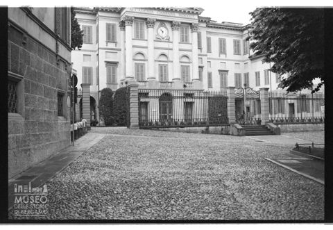 Piazza Giacomo Carrara con l'edificio della pinacoteca dell'Accademia Carrara