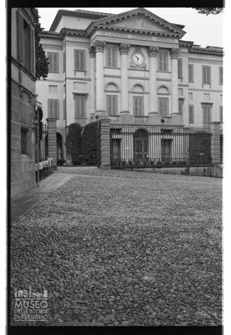 Piazza Giacomo Carrara con l'edificio della pinacoteca dell'Accademia Carrara