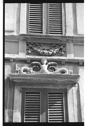 Dettaglio della facciata di un palazzo in via Pignolo