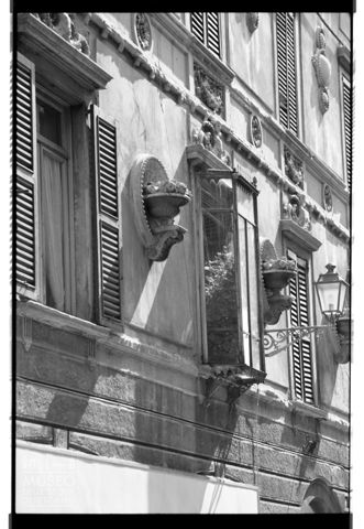 Finestre di un palazzo in via Pignolo