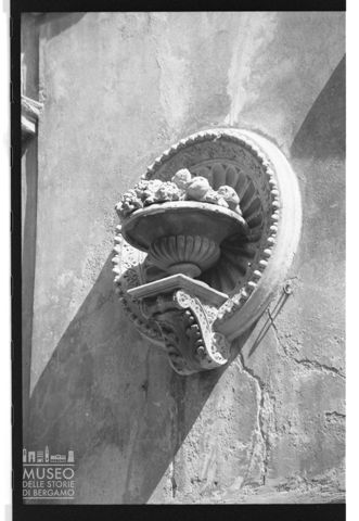 Dettaglio della decorazione di un palazzo in via Pignolo