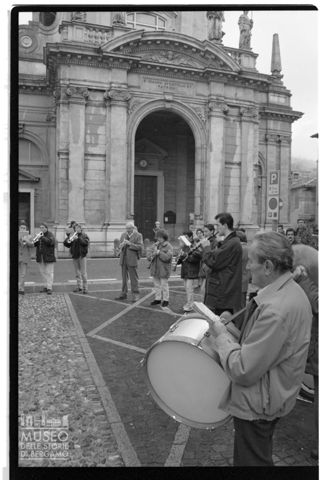 Banda musicale davanti alla chiesa di San Giovanni Apostolo a San Giovanni Bianco