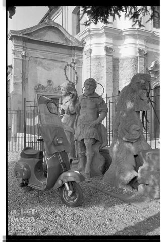 Gruppo scultoreo e motociclo