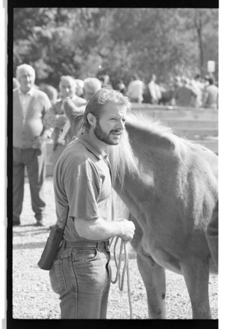 Ritratto d'uomo con cavallo alla fiera agricola di Carenno