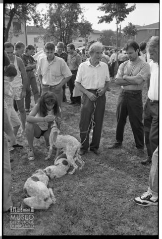 Gruppo di persone con cani da caccia