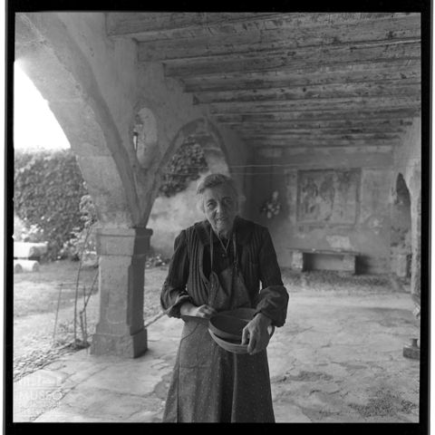 Ritratto di donna sotto il portico di palazzo Fantoni a Rovetta