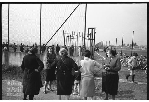 Gruppo di donne a una partita di calcio