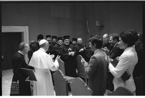 Paolo VI incontra un gruppo di religiosi ortodossi nell'auletta della sala Paolo VI