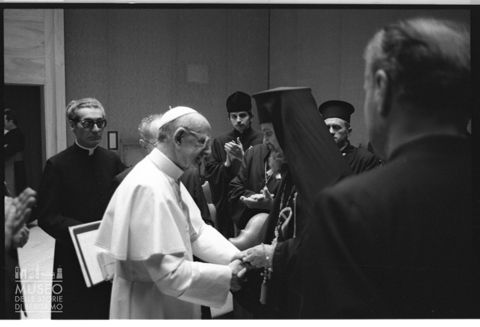 Paolo VI incontra un gruppo di religiosi ortodossi nell'auletta della sala Paolo VI
