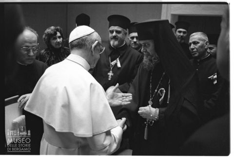 Paolo VI incontra un gruppo di religiosi ortodossi nell'auletta della sala Paolo VI