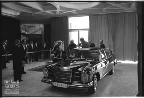 Paolo VI arriva con l'automobile nell'atrio dell'Aula Paolo VI