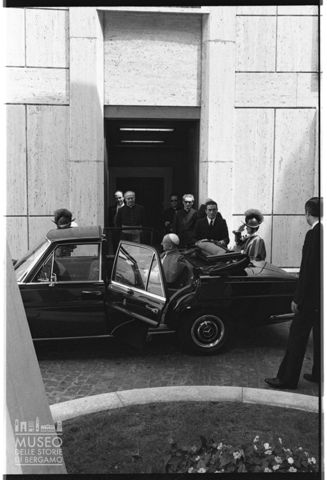Paolo VI sale sull'automobile al termine di un'udienza in Sala Nervi