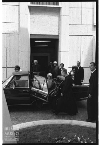 Paolo VI sale sull'automobile al termine di un'udienza in Sala Nervi