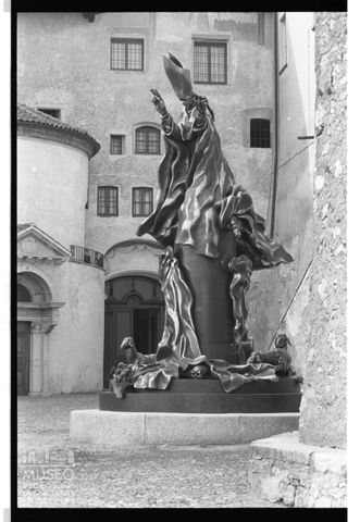 Monumento a Paolo VI di Floriano Bodini