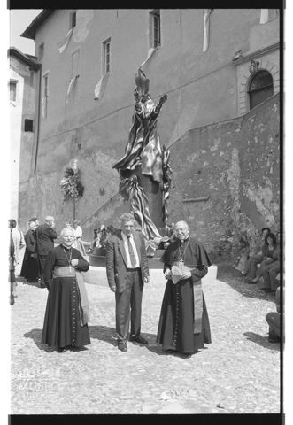 Ritratto di Floriano Bodini e due ecclesiastici davanti al Monumento a Paolo VI