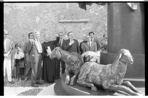 Ritratto di Floriano Bodini, Mons. Pasquale Macchi e Giulio Andreotti davanti al Monumento a Paolo VI