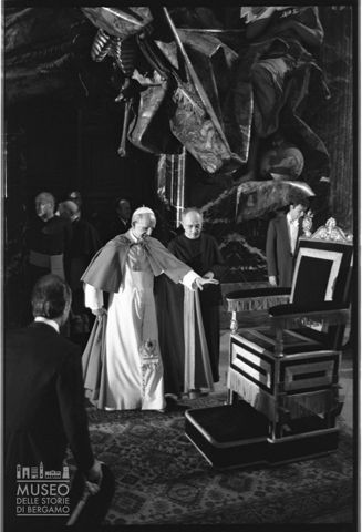 Paolo VI si incammina verso la sedia gestatoria in San Pietro