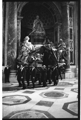 Paolo VI attraversa la basilica di San Pietro trasportato sulla sedia gestatoria
