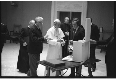 Paolo VI riceve in dono una scultura di Luciano Minguzzi