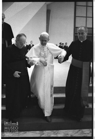 Paolo VI accompagnato da monsignor Pasquale Macchi e Luigi del Gallo Roccagiovine durante un'udienza nell'Aula Nervi in Vaticano