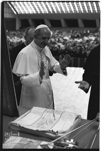 Paolo VI riceve in dono un paramento liturgico