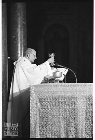 Paolo VI recita l'offertorio durante la solennità del Corpus Domini