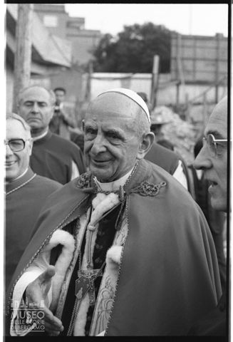 Ritratto di Paolo VI durante la visita alla scuola professionale San Paolo di Roma