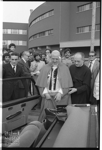 Paolo VI si appresta a salire sull'automobile dopo la visita alla scuola professionale San Paolo di Roma