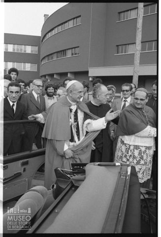 Paolo VI si appresta a salire sull'automobile dopo la visita alla scuola professionale San Paolo di Roma