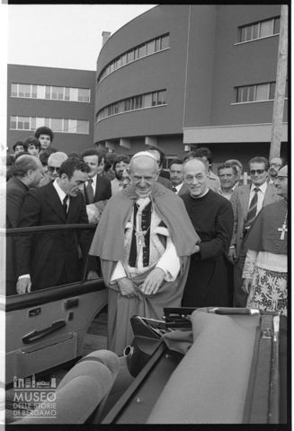 Paolo VI si appresta a salire sull'automobile dopo la visita alla scuola professionale San Paolo di Roma