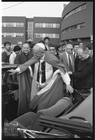 Paolo VI sale sull'automobile papale dopo la visita alla scuola professionale San Paolo di Roma