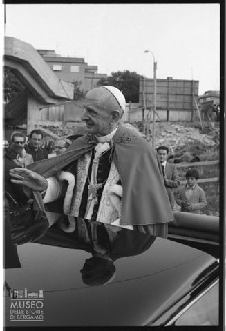 Paolo VI sull'automobile papale dopo la visita alla scuola professionale San Paolo di Roma