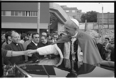 Paolo VI si congeda dopo la visita alla scuola professionale San Paolo di Roma