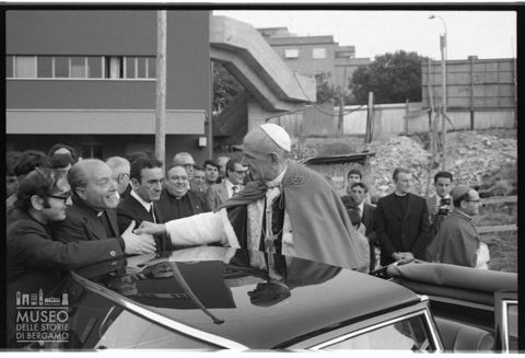 Paolo VI si congeda dopo la visita alla scuola professionale San Paolo di Roma