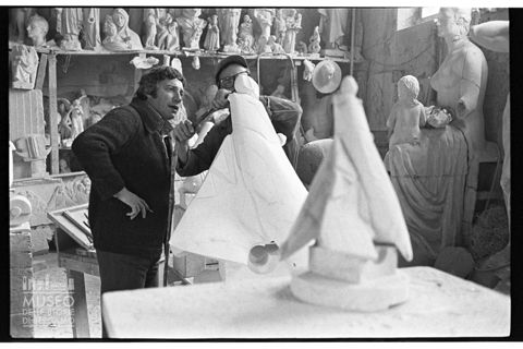 Ritratto di Floriano Bodini a lavoro presso gli Studi di Scultura Nicoli