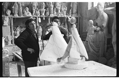 Ritratto di Floriano Bodini a lavoro presso gli Studi di Scultura Nicoli