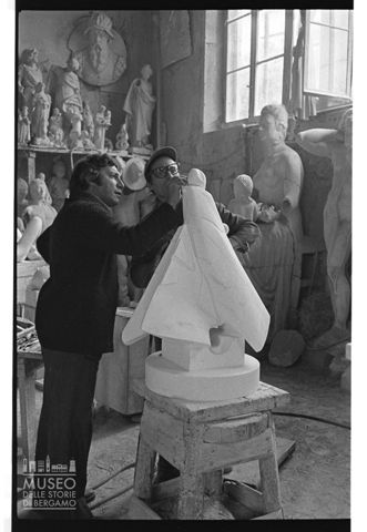 Ritratto di Floriano Bodini a lavoro presso gli Studi di Scultura Nicoli