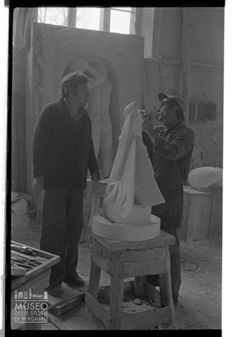 Ritratto di Floriano Bodini a lavoro presso gli Studi di Scultura Nicoli