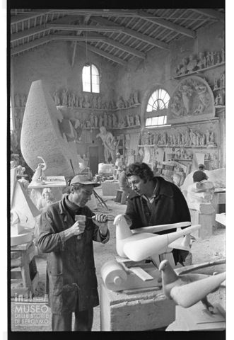 Ritratto di Floriano Bodini a lavoro presso gli Studi di Scultura Nicoli