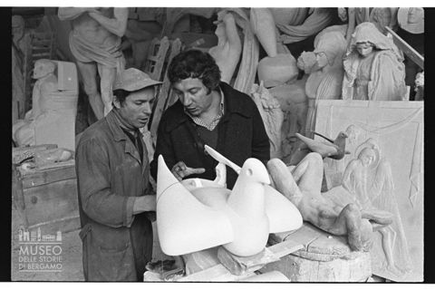 Ritratto di Floriano Bodini a lavoro presso gli Studi di Scultura Nicoli