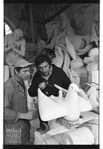 Ritratto di Floriano Bodini a lavoro presso gli Studi di Scultura Nicoli