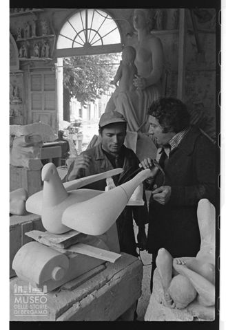 Ritratto di Floriano Bodini a lavoro presso gli Studi di Scultura Nicoli