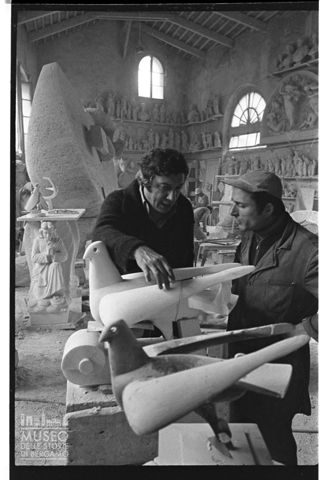 Ritratto di Floriano Bodini a lavoro presso gli Studi di Scultura Nicoli