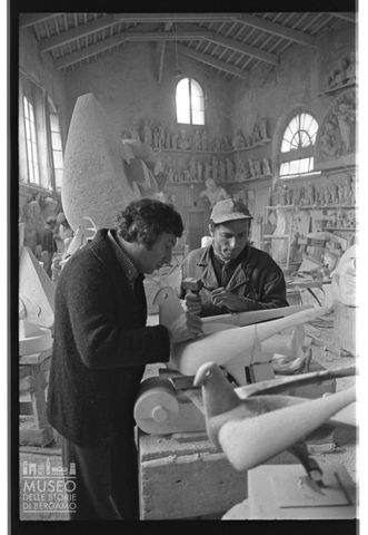 Ritratto di Floriano Bodini a lavoro presso gli Studi di Scultura Nicoli