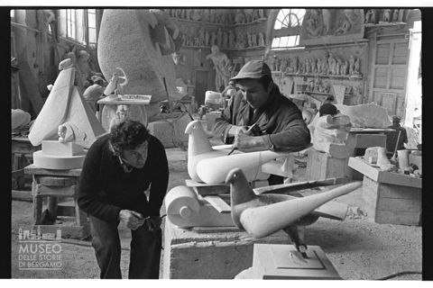 Ritratto di Floriano Bodini a lavoro presso gli Studi di Scultura Nicoli